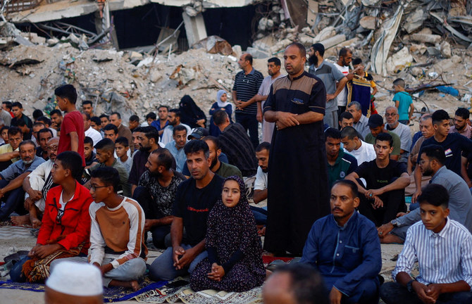 2024年6月16日、ガザ地区南部のハーン・ユーニスで、イスラエルの空爆によって破壊されたアル・ラフマ・モスクの廃墟のそばで、イード・アルアドハーの礼拝を行うパレスチナ人たち。ハマス側は、ガザ和平のための包括的な取り決めに応じる用意があると述べた。(ロイター)