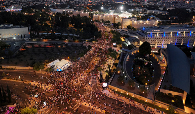 イスラエルとハマスの間でガザ紛争が続く中、ベンヤミン・ネタニヤフ首相政権に対する抗議デモに参加する人々(2024年6月17日、エルサレムで)。(REUTERS)