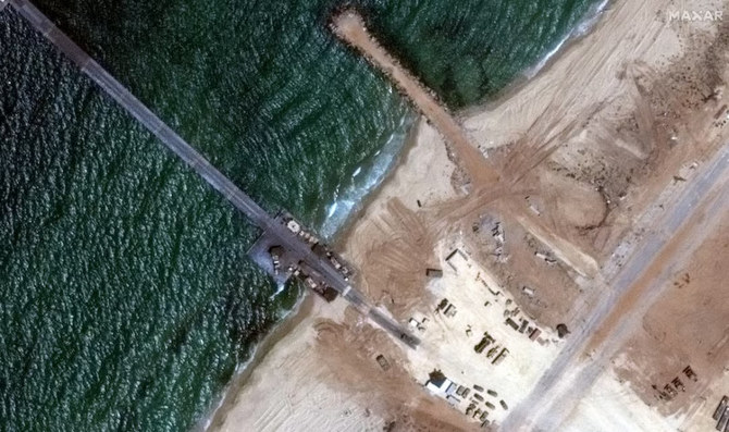 ガザにある米軍運営の人道支援桟橋の撤去前の近景を示す衛星画像(2024年6月12日)。(ロイター)