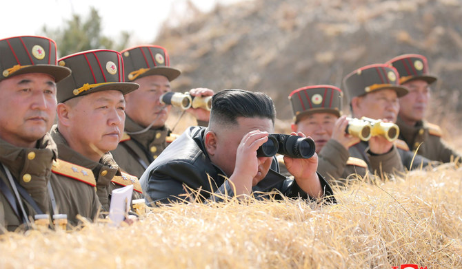 西部戦線で行われた朝鮮人民軍の大部隊による砲撃戦を視察する北朝鮮の金正恩委員長(C)。(AFP=時事)