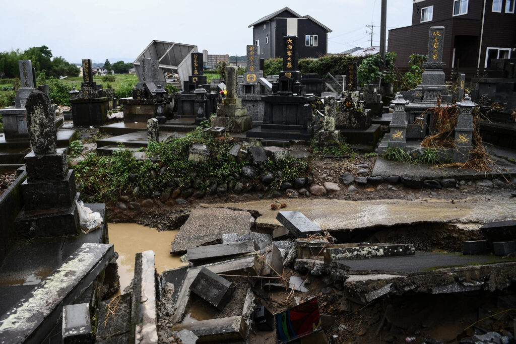 式典で松岡隼人市長は「現在も多くの方が仮設住宅での生活を余儀なくされている」と述べ、「一日も早い復興を目指して取り組みを進める」とあいさつ。(AFP)