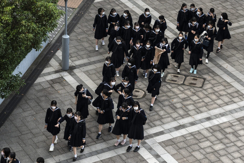 校庭に多数の救急車が並び、駆け付けた保護者らが門の前で不安げな表情で見守った。(AFP)