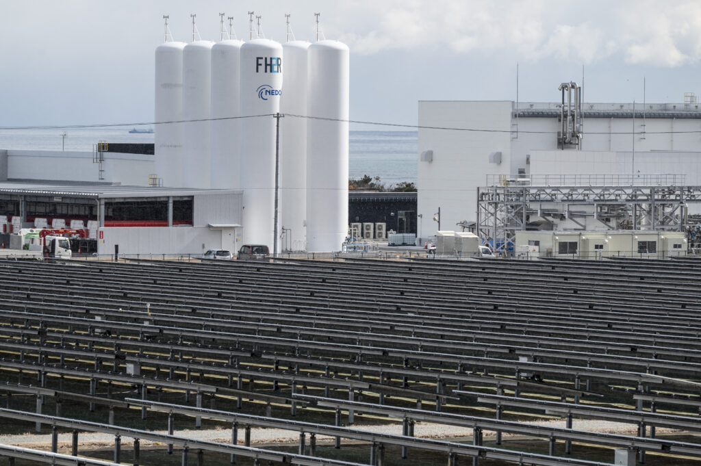 2011年の福島原発事故以降、原子力発電への依存を減らし、化石燃料による発電を70%に増やした。(AFP)