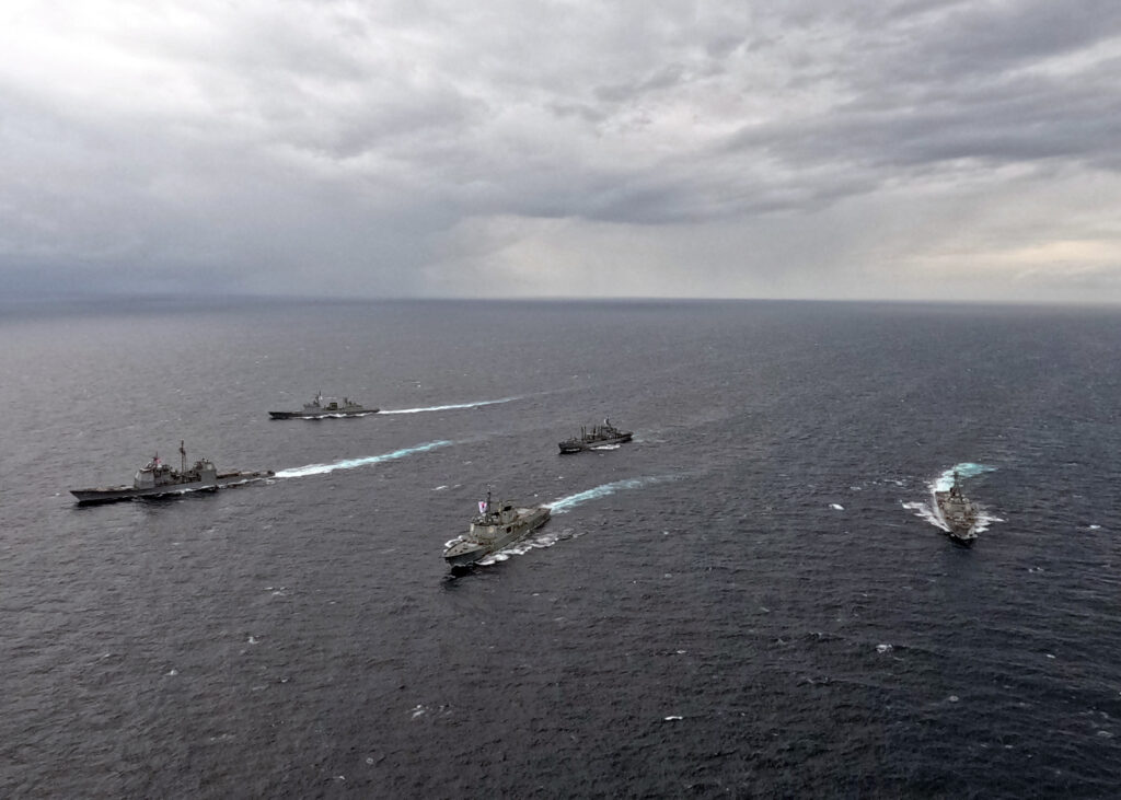 ロシアは海軍力の誇示のため、極東沿岸の太平洋海域で日常的に訓練を実施しているが、2022年にモスクワがウクライナへの軍事攻撃を開始して以来、西側諸国は不安を募らせて訓練を見守っている。(AFP=時事)