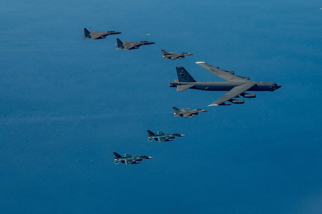 双方の防衛産業も交え、継戦能力の強化に向けた装備品のサプライチェーン（供給網）構築などに取り組む。(AFP)