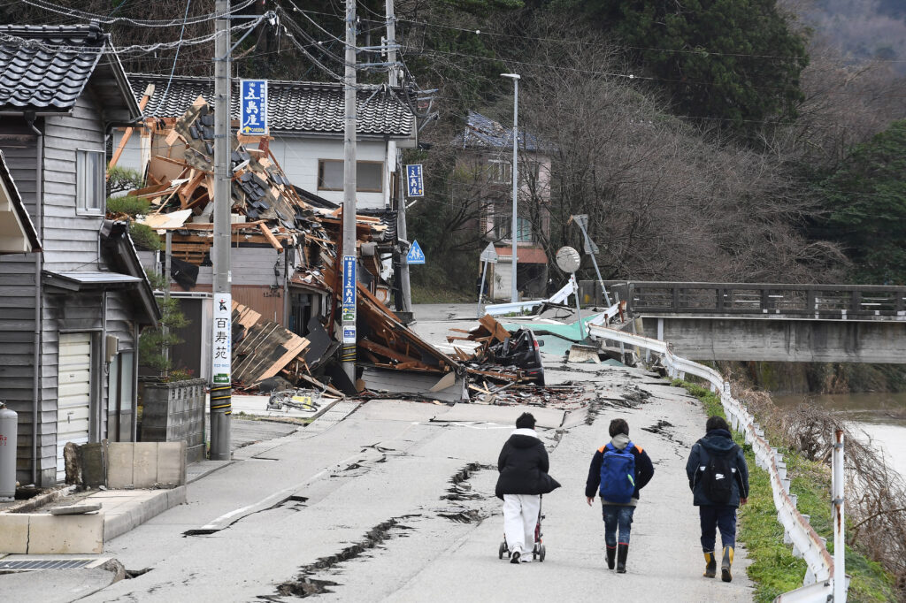 リポートは現地に派遣された国の職員からの聞き取りを基に、内閣府や国土交通省など関係省庁による検証チームがまとめた。(AFP)