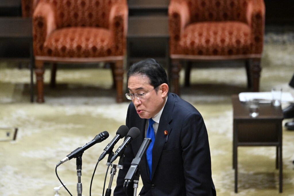 首相は当初、今国会中に解散して衆院選で勝利し、総裁再選を図る戦略を描いていた。(AFP)