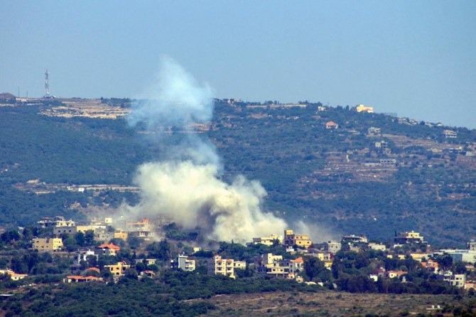 上:イスラエルとの国境に近いレバノン南部のシーヒン村で、イスラエル軍の砲撃を受けて煙が立ちのぼる(2024年6月28日撮影)。(AFP=時事)