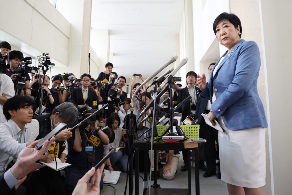 教育分野では、学童保育の待機児童ゼロを実現するための施策を進めるとしたほか、中学校での３５人学級の実現にも取り組むとしている。(AFP)