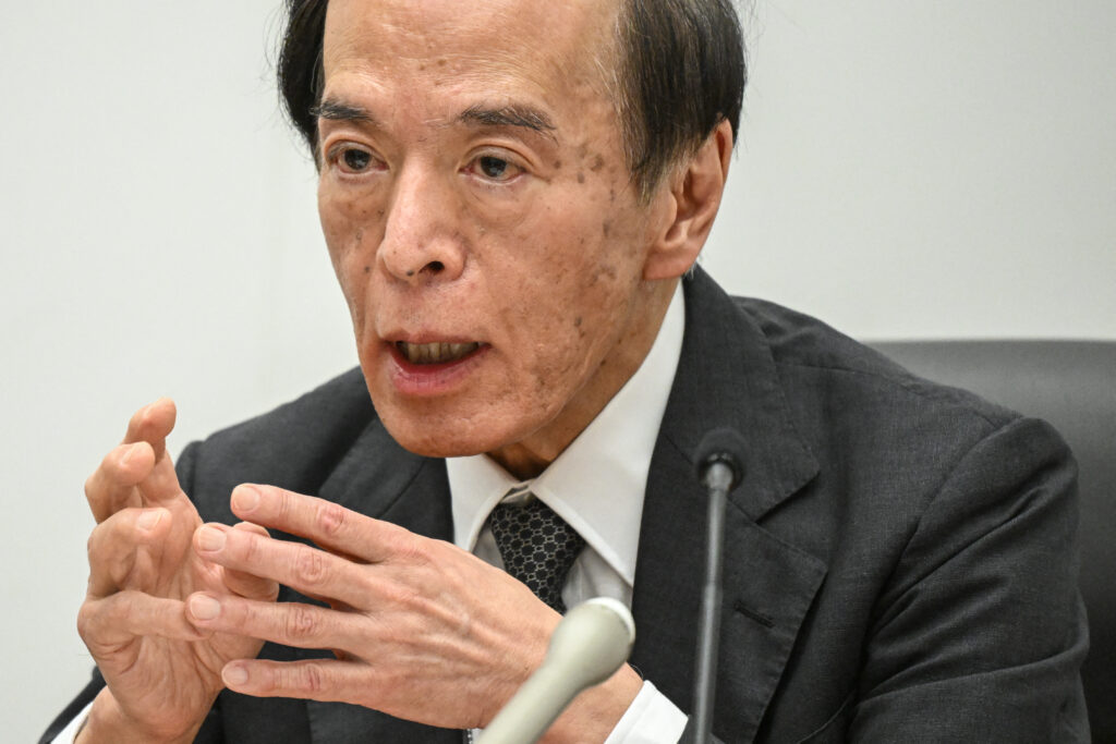 植田総裁は、日銀はインフレ率が持続的に目標の2%に達するとまだ十分に確信していないと述べ、再び利上げを行う前に様々なデータを「もう少し」精査する必要があると強調した。(AFP)
