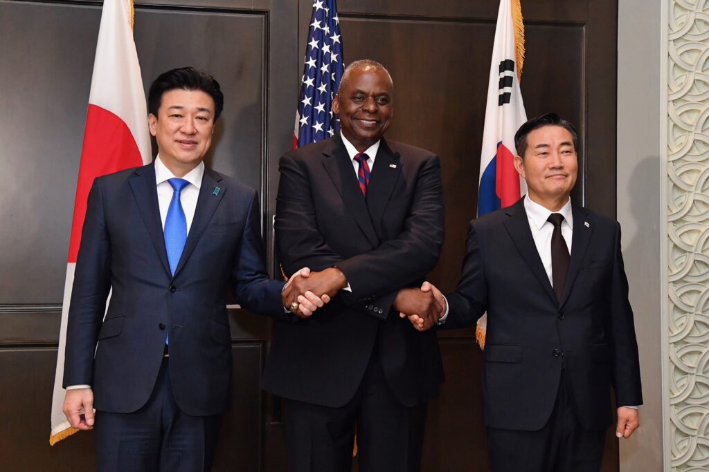 声明によれば、3カ国は「朝鮮半島、インド太平洋、そしてそれ以外の地域における平和と安定を確保するため、3カ国協力を引き続き強化することを約束」した。(防衛省)