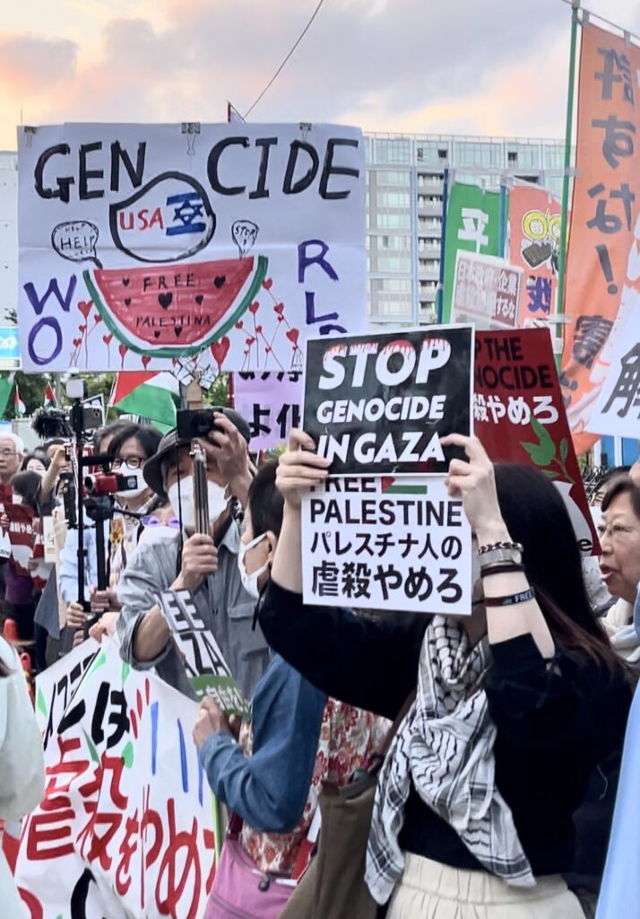 東京のみならず、全国の大学キャンパスでも毎週、反戦デモが行われている。(ANJ)