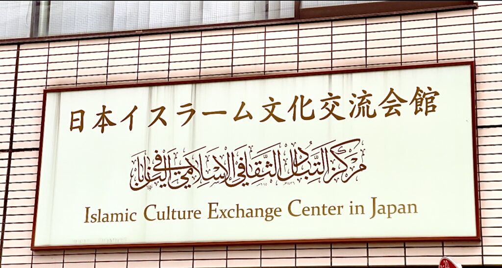 雰囲気は温かく、思いやりと友情、家族の敬虔さに満ちており、祝祭はすべてのムスリムが祈りの最後に抱き合って互いにイード・ムバラクを願った。