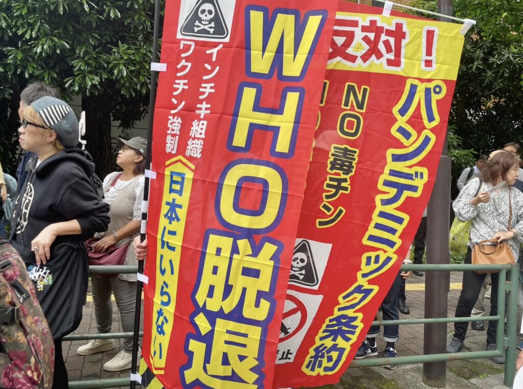 日本各地からの参加者がプラカードを掲げていた中、高知県より泊まりがけで上京したという男性は、「政府の言いなりになるのではなく、人として声を上げにきた」と話した。(ANJ)