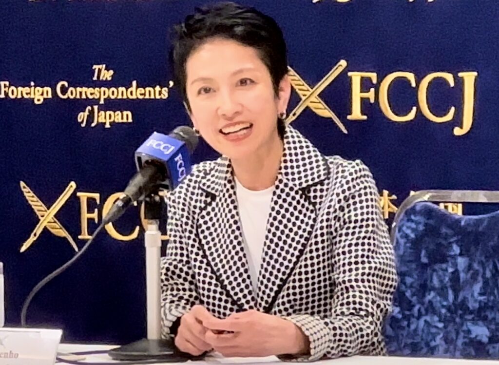 二文化的背景を持つ日本人として、蓮舫氏は少なくとも東京での生活について国際的な視点を持っている。(AFP)
