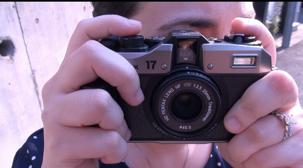 このカメラは35mmフィルムの半分だけを使って撮影するため、フィルム1本で撮影できる写真の枚数が2倍になる。(ANJ)