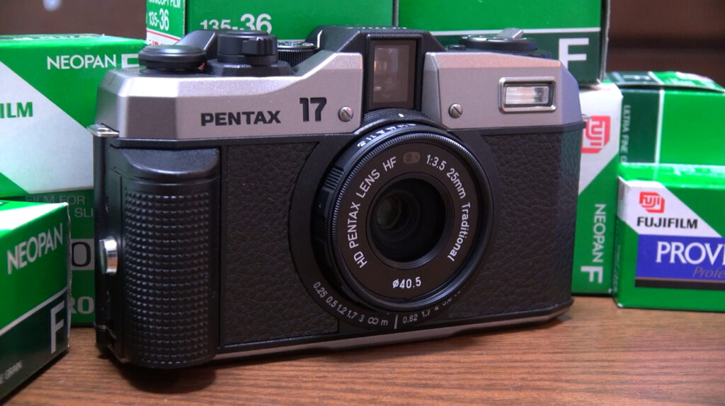 このカメラは35mmフィルムの半分だけを使って撮影するため、フィルム1本で撮影できる写真の枚数が2倍になる。(ANJ)