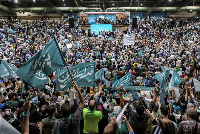 2024年6月23日、イラン大統領選挙を前にテヘランのアフラシアビ・スタジアムで行われた改革派候補マスード・ペゼシュキアン氏の選挙集会で歓声を上げる支持者たち。(AFP＝時事）