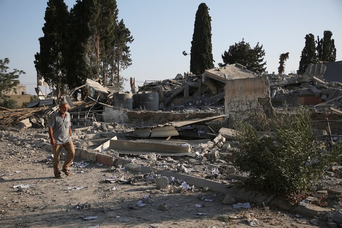 2024年6月27日、ガザ地区南部のハーン・ユーニスで、イスラエルとハマスの紛争の中、避難民を保護する学校へのイスラエルの空爆を受け、瓦礫の近くを歩くパレスチナ人男性。(REUTERS)