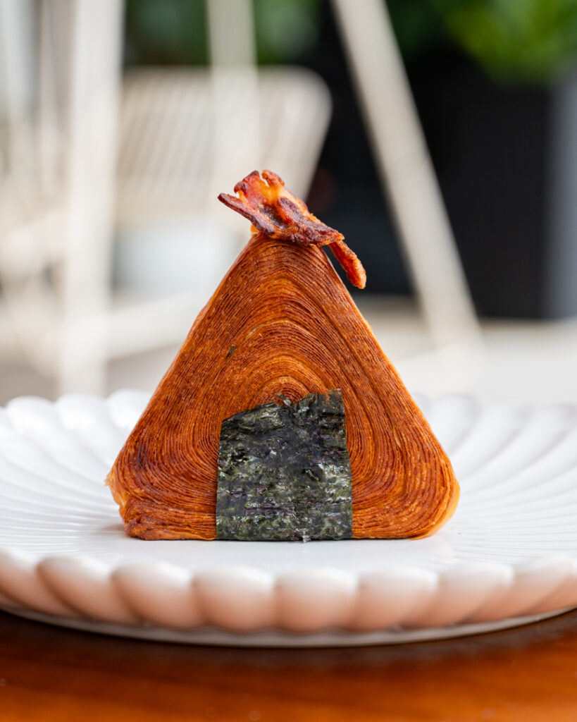クロニギリは日本のおにぎりとフランスのクロワッサンをミックスしたもの。(ラ・ルヴァンベーカリー)