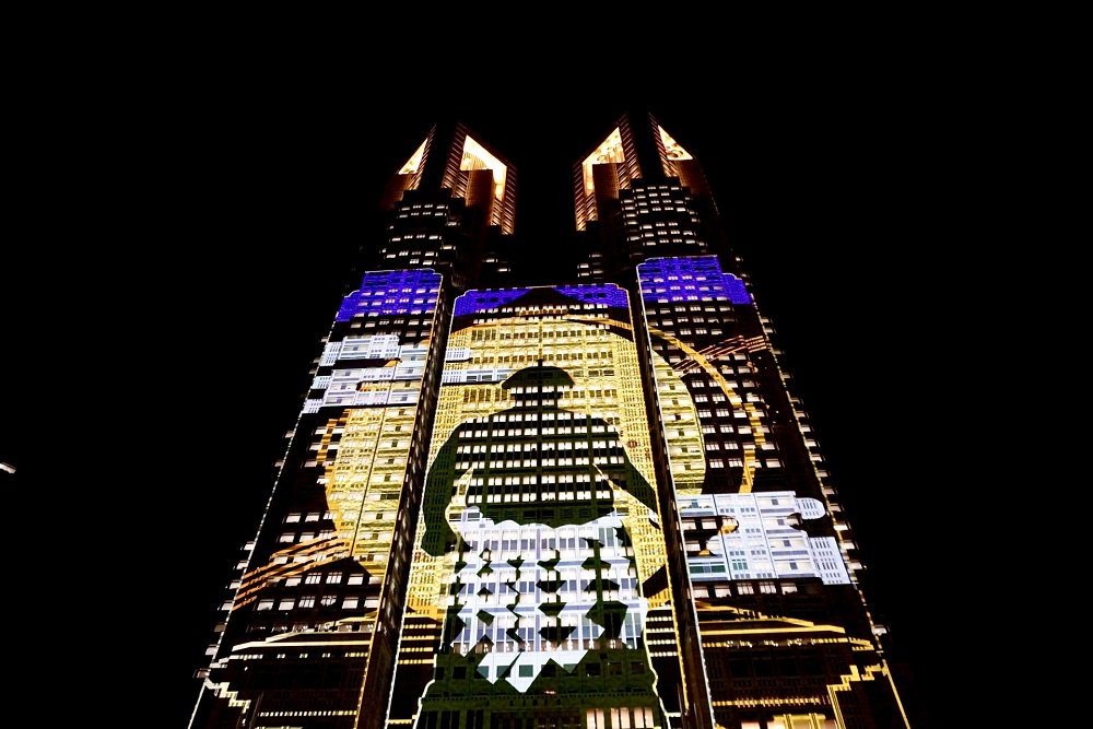 ライトアップされた東京都庁舎。(東京都)
