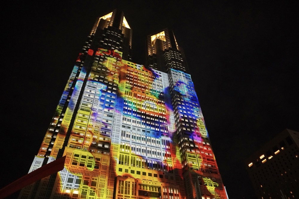 ライトアップされた東京都庁舎。(東京都)
