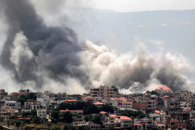 2024年6月8日、イスラエルとの国境に近いレバノン南部のキアム村で、イスラエル軍の砲撃により煙が立ち込める。(AFP=時事)
