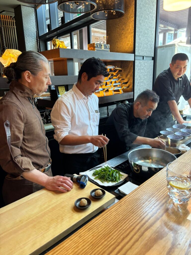 TakaHisaのシェフたちは、独学で寿司を学んだことで有名なSushi Jinの木村泉美氏と手を組んだ。 (ANJ)