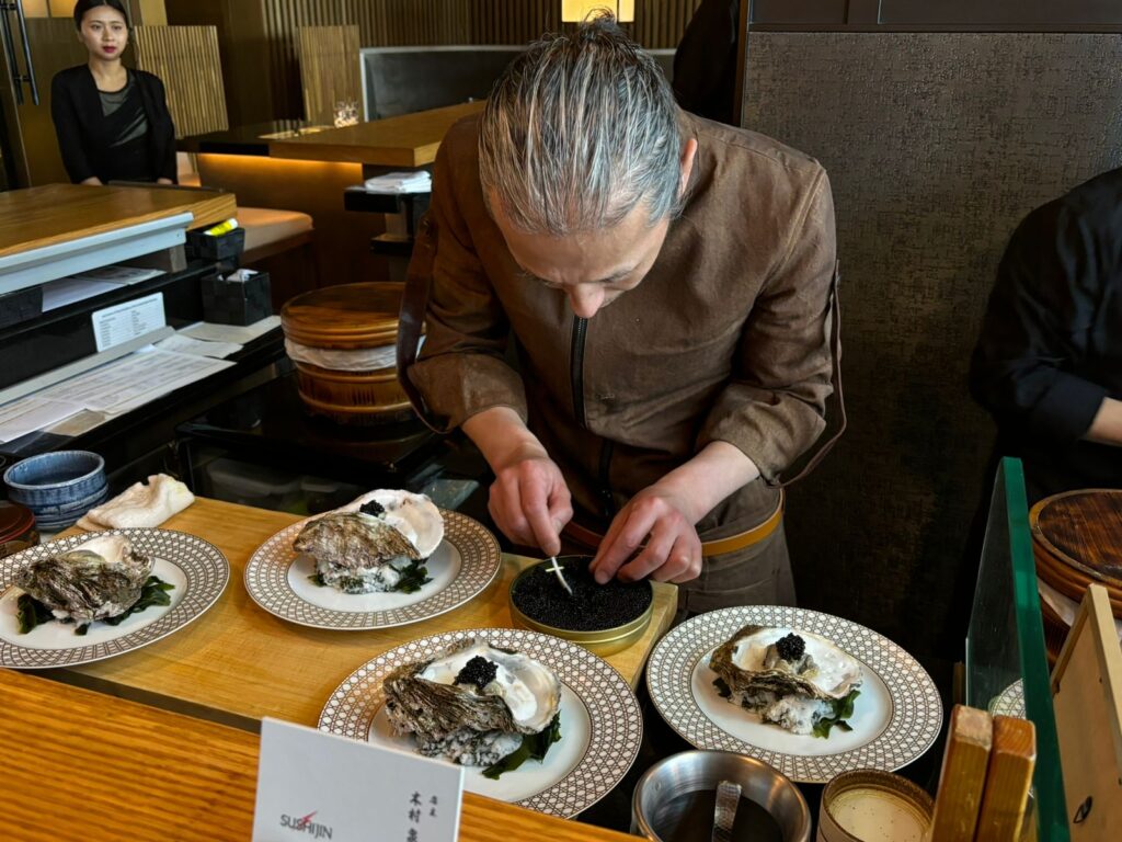 TakaHisaのシェフたちは、独学で寿司を学んだことで有名なSushi Jinの木村泉美氏と手を組んだ。 (ANJ)