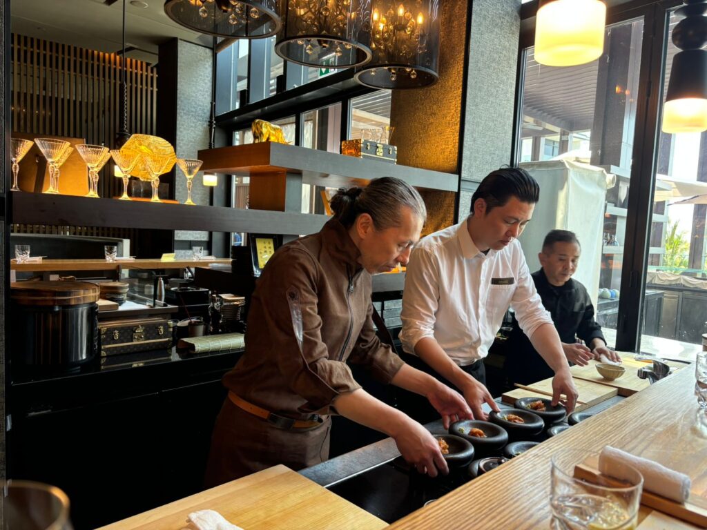 TakaHisaのシェフたちは、独学で寿司を学んだことで有名なSushi Jinの木村泉美氏と手を組んだ。 (ANJ)