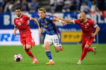 2026年FIFAワールドカップアジア予選と2027年AFCアジアカップ予選の合同試合で、シリアのエルマー・アブラハム(左)とアブドル・ラフマン・ワイスの挑戦を受ける日本の堂安律(中央)。(AFP)