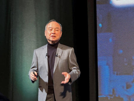 孫正義会長兼社長は同日東京都内で記者会見し、「AIが医療に役立つタイミングが来た」と強調。(Reuters/file)