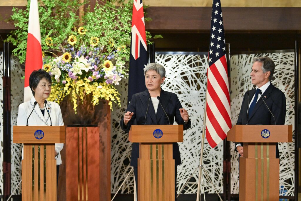 2024年7月29日、東京・飯倉の迎賓館で行われた日米豪4カ国外相会談後の記者会見で、日本の上川陽子外相(左)とアントニー・ブリンケン米国務長官(右)が見守る中、発言するオーストラリアのペニー・ウォン外相(C)。(撮影:野木和弘/AFP=時事)