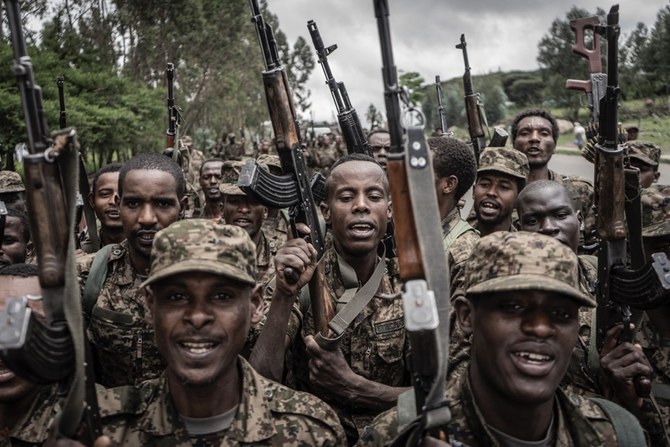 ゴンダール市での訓練を終え、スローガンを叫ぶエチオピア国防軍の兵士たち。(AFP＝時事）