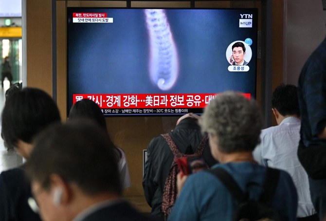 上:2024年7月1日、ソウルの駅で放映された北朝鮮のミサイル発射実験のファイル映像。平壌が月曜日に2発の弾道ミサイルを発射したことを韓国軍が確認。(AFP)