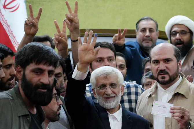 2024年7月5日、テヘランの投票所で投票するイラン大統領候補で超保守派の元核交渉官サイード・ジャリリ氏。(AFP=時事)