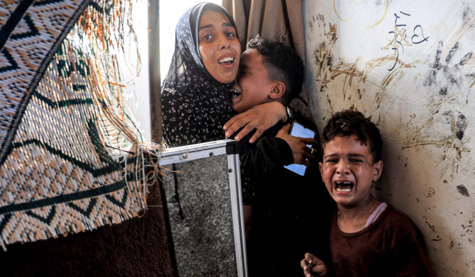 2024年7月6日、パレスチナ自治区でイスラエルとハマスの紛争が続く中、ガザ地区中央部のヌセイラットにある国連パレスチナ難民救済事業機関（UNRWA）が運営するジャウニ学校に避難する子どもたち。(AFP＝時事）