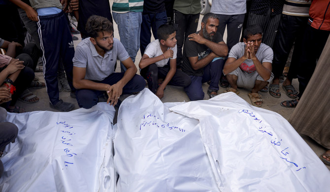 2024年7月6日（土）、ガザ地区南部のハーン・ユーニスで、イスラエル軍の砲撃により死亡した親族を悼むパレスチナ人。(AP)