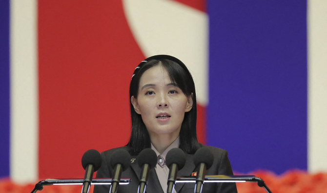 2022年8月10日、平壌で開かれた国家非常事態予防総決起大会で演説する北朝鮮の金正恩第1書記の妹、金与正氏。(AFP/ファイル)