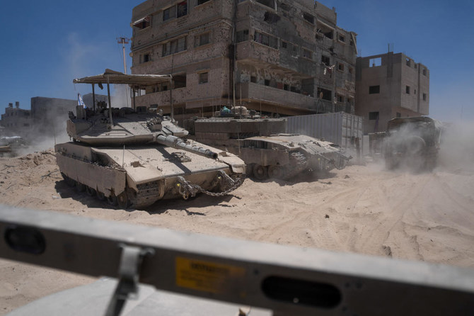 ガザの住民によると、戦車は少なくとも3方向から進撃し、空と地上からの激しいイスラエル軍の砲撃を受けて、ガザ市の中心部に到達した。(ロイター)