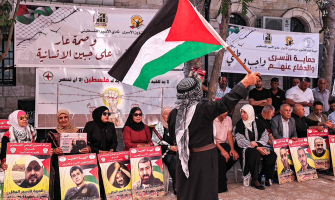 イスラエルとハマスの間でガザ紛争が続く中、2024年7月9日、占領地ヨルダン川西岸地区のラマッラーで、イスラエル軍刑務所に収容されている著名なパレスチナ人とガザ地区住民との連帯を求める抗議行動が行われた。(AFP=時事)