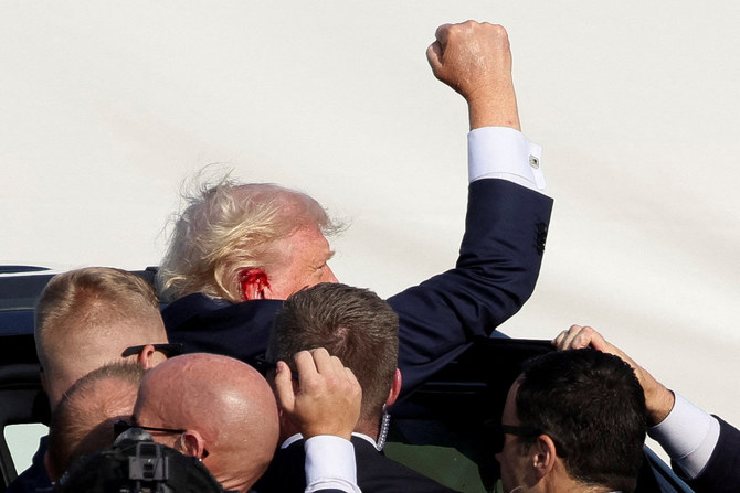 共和党大統領候補で元アメリカ大統領。2024年7月13日、ペンシルベニア州バトラーのバトラー・ファーム・ショーでの選挙集会中に銃声が鳴り響き、警備員に助けられるドナルド・トランプ元大統領。(REUTERS)
