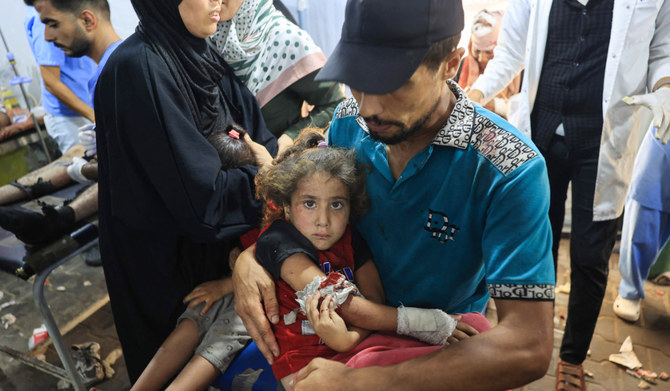 2024年7月14日、イスラエルとパレスチナ過激派組織ハマスの対立が続く中、ガザ地区中央部のヌセイラット・キャンプで、イスラエル軍がUNRWA（国連パレスチナ難民救済事業機関）運営のアブアラバン学校を砲撃し、負傷したパレスチナ人少女がヌセイラット難民キャンプのアル・アウダ病院に運ばれ、治療を受けている。(AFP＝時事）