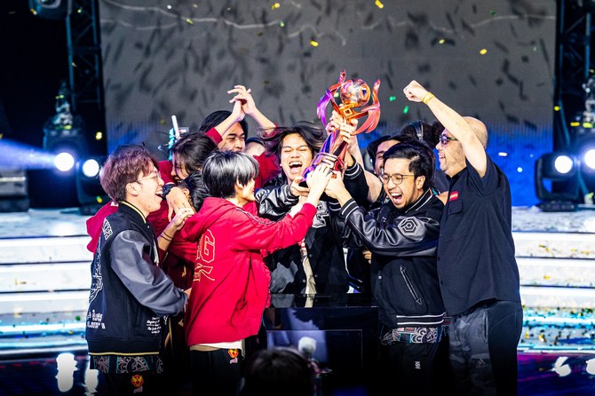 モバイル・レジェンドの優勝を祝うセランゴール・レッドジャイアンツのメンバー： Eスポーツ・ワールドカップで優勝トロフィーを手にするセランゴール・レッドジャイアンツのメンバー。(提供)
