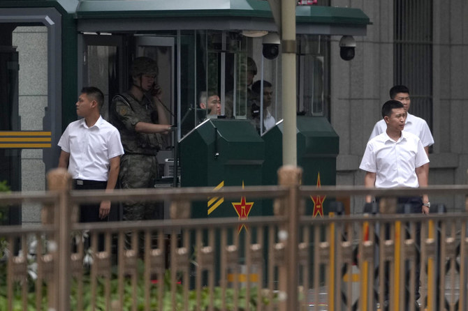 2024年7月15日月曜日、中国・北京で共産党中央委員会が第3回全体会議を開催している景西飯店の入り口に立つ中国の警備員。(AP)