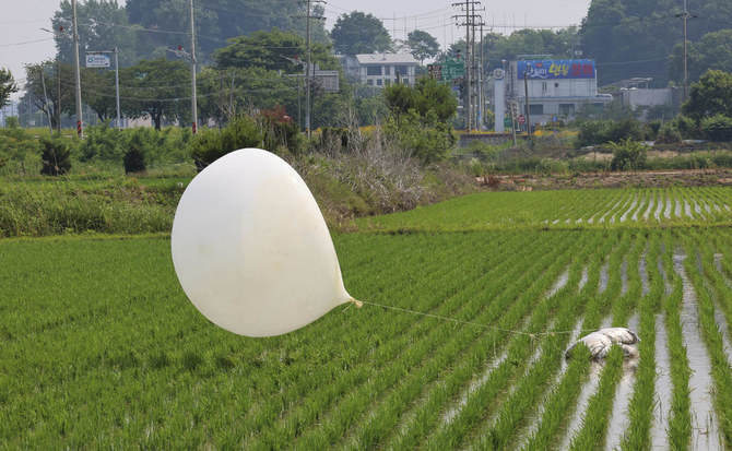 2024年6月10日、韓国・仁川の水田で、北朝鮮が飛ばしたとみられる気球。(聯合ニュース via AP)