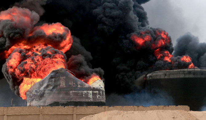 2024年7月21日、イスラエルによるイエメンのフーシ派支配都市ホデイダの港への空爆の翌日、石油貯蔵タンクで発生した火災から立ち上る厚い煙。(AFP＝時事）