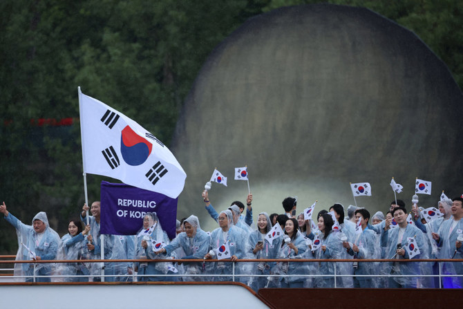 2024年7月26日、2024年夏季オリンピックの開会式で、セーヌ川の水上パレードに参加する韓国の選手団。(ロイター)