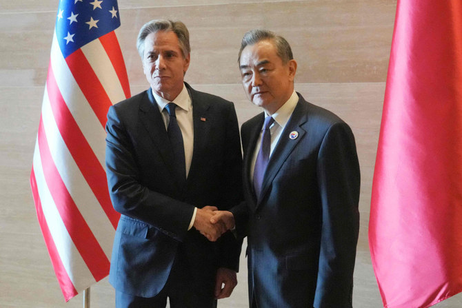 2024年7月27日、ラオスのビエンチャンで開催された第57回ASEAN外相会議の傍ら、中国の王毅外相と握手するアントニー・ブリンケン米国務長官(左)。(POOL/AFP)