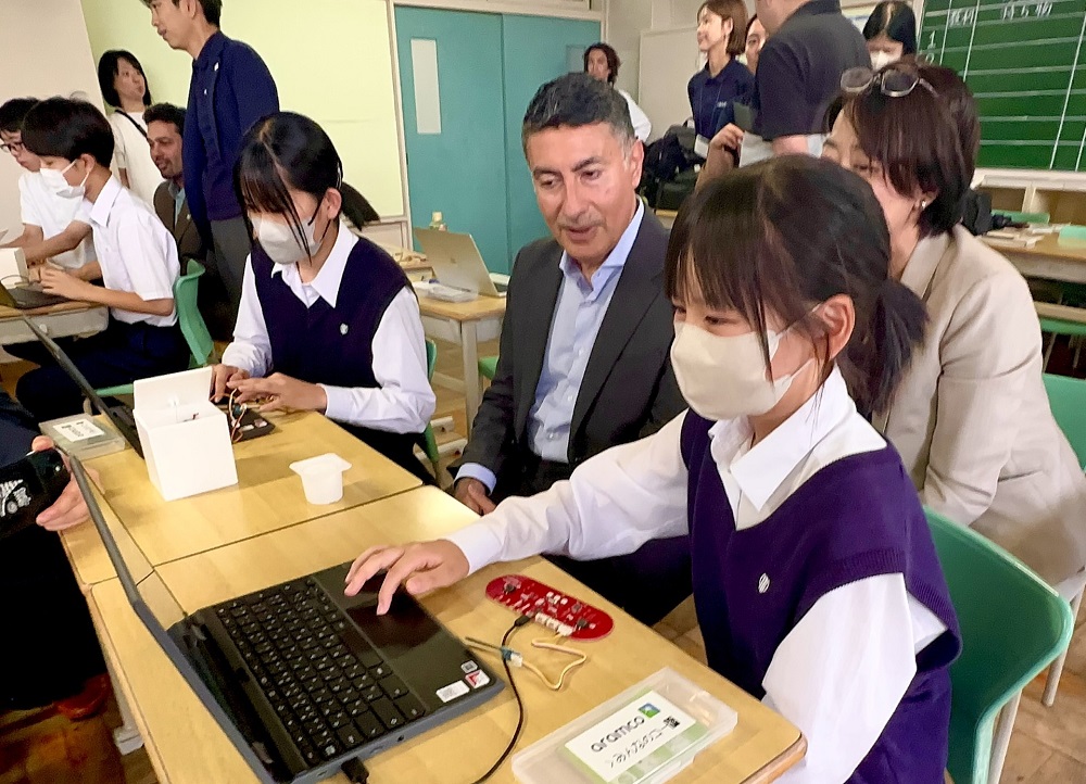 ガージー・ファイサル・ビン・ザグル駐日サウジアラビア大使とアブドゥラー・ジャスタニアAAJ社長が、東京都町田市立南成瀬中学校で開催されたSTEAM教育イベントに出席した。(ANJ)